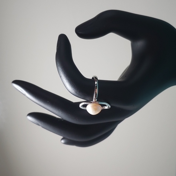 Beautiful Sterling Silver 925 Ring With Large Cream Freshwater pearl, adjustable - Picture 2 of 4